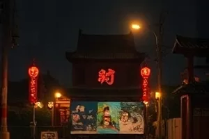 堆叠的影评手稿与钢笔，专栏《纸上影院》