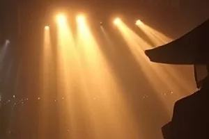 片场灯架与电缆，制作特辑《幕后三小时》
